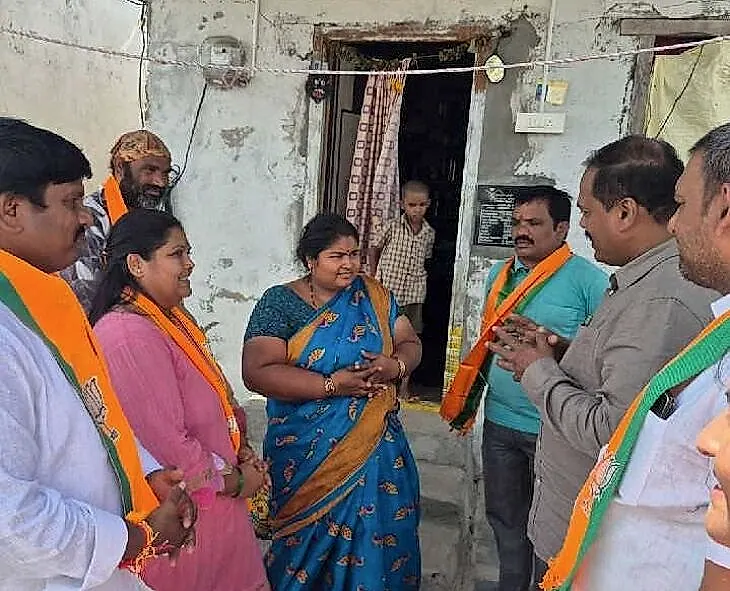 లబ్ధిదారుల ఇళ్ల నిర్మాణాలపై కమిషనర్ పరిశీలన