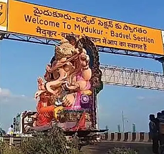 బైపాస్ ఆర్చి వద్ద చిక్కుకున్న భారీ వినాయక విగ్రహం