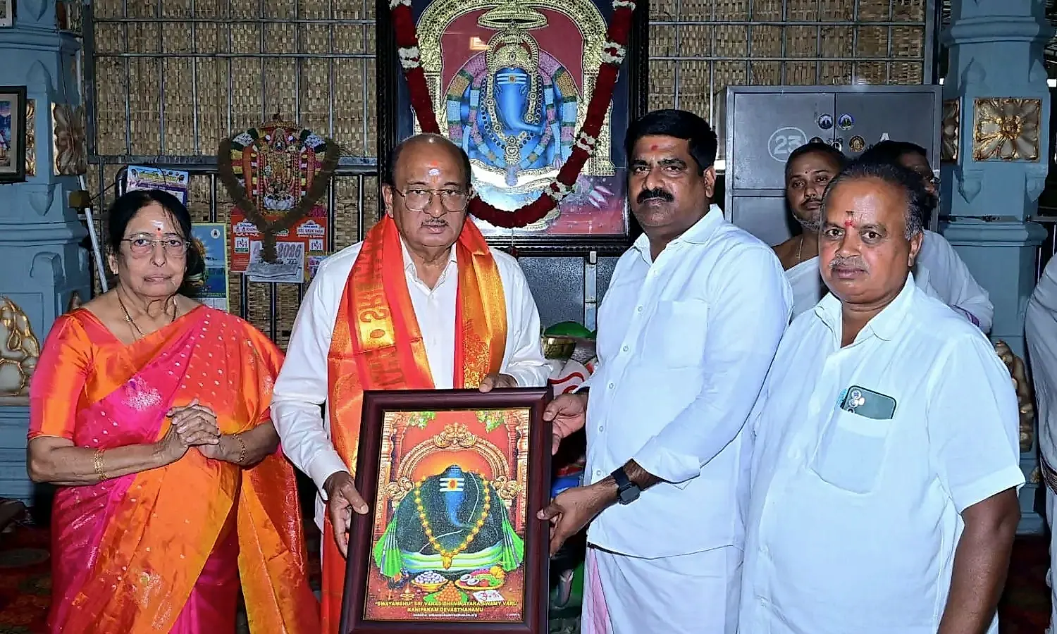 కాణిపాకం శ్రీ వరసిద్ధి వినాయక స్వామి దర్శించిన మాజీ మంత్రి గోరంట్ల బుచ్చయ్య