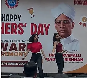 టీచర్స్ డే వేడుకల్లో ‘డర్టీ పిక్చర్’ పాటకు డాన్స్.. సోషల్ మీడియాలో విమర్శలు
