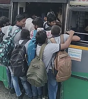 ప్రొద్దుటూరు బస్టాండ్లో విద్యార్థుల ప్రమాదకర ప్రయాణం ఆందోళనకు గురి చేస్తోంది