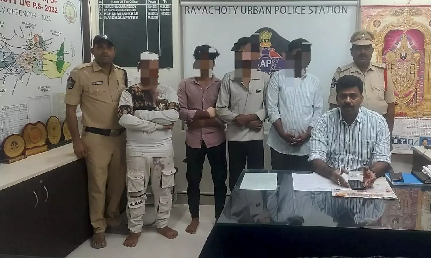 రాయచోటి బస్టాండ్ వద్ద ఇరువర్గాల ఘర్షణ: కేసులు నమోదు