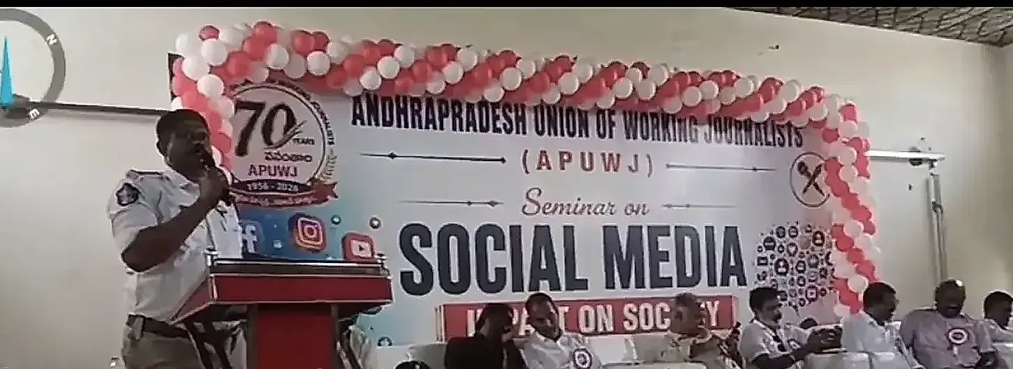 రోడ్డు ప్రమాదాలు తగ్గాలంటే ట్రాఫిక్ నిబంధనలు తప్పనిసరి: ట్రాఫిక్ సీఐ చాంద్ బాషా