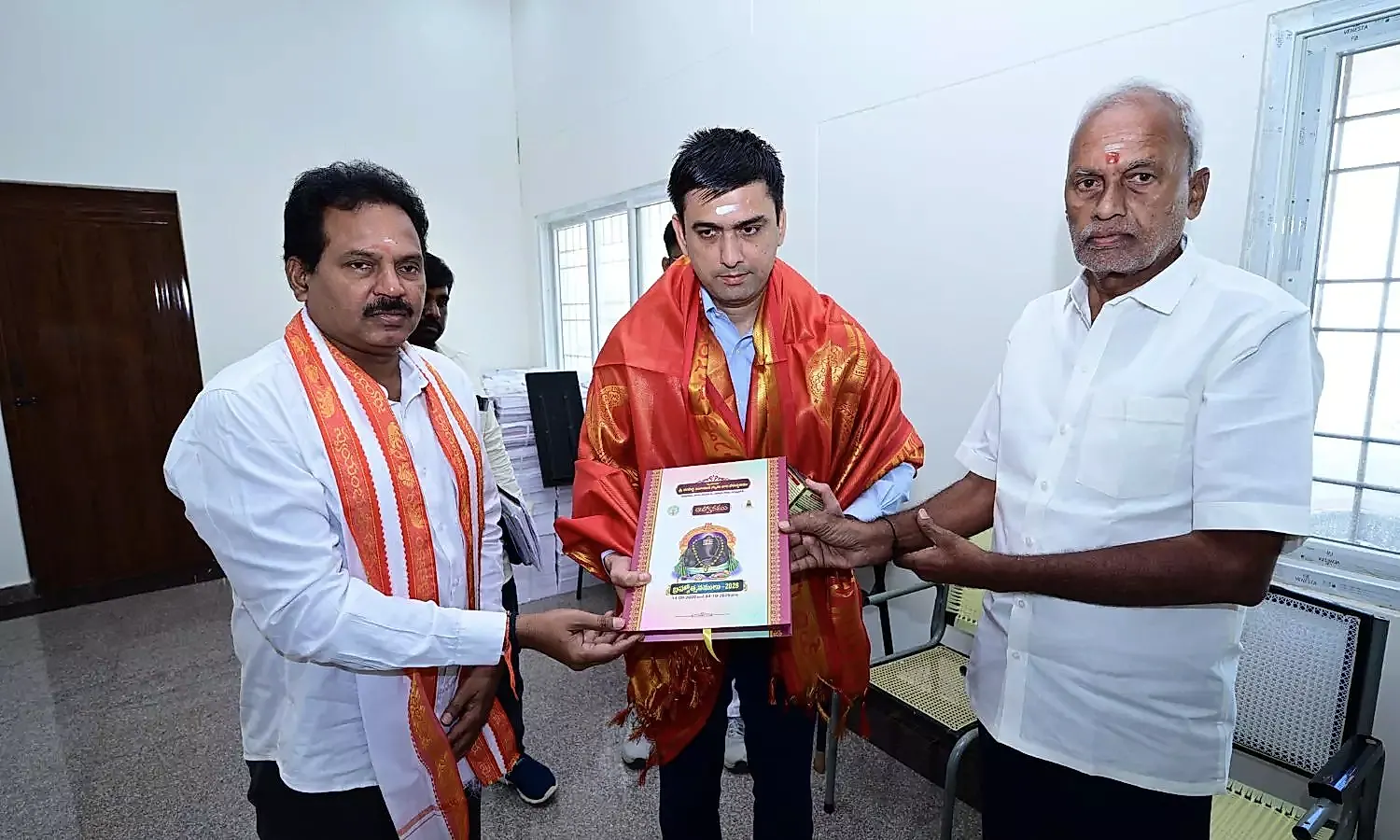 కాణిపాకం వినాయక బ్రహ్మోత్సవాలకు చిత్తూరు కలెక్టర్కు ఆహ్వానం