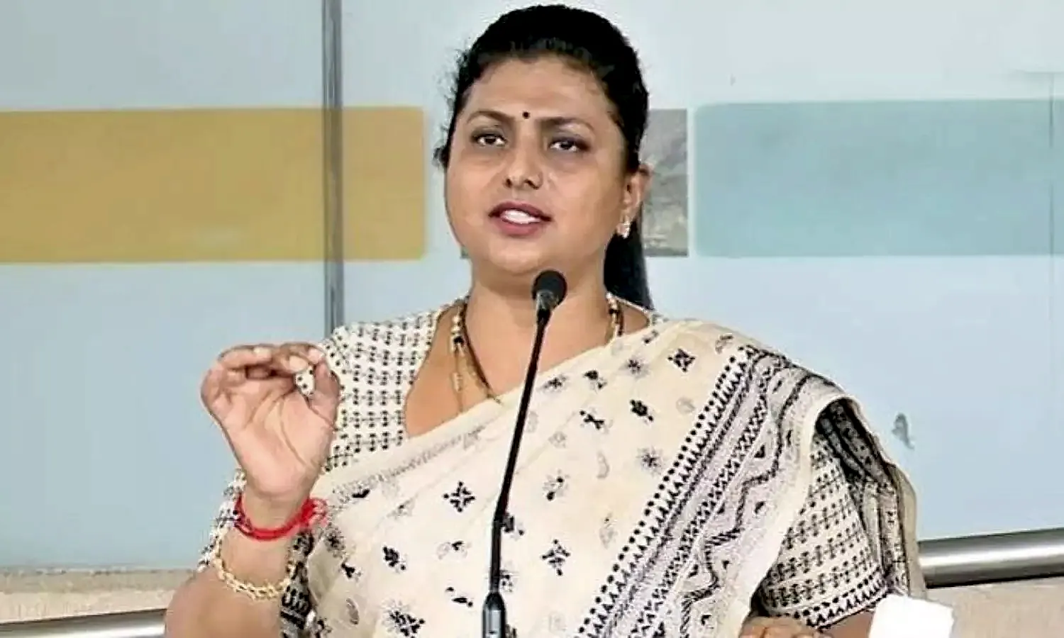 ప్రజా సమస్యల పరిష్కారానికి కూటమిపై ఒత్తిడి తెస్తున్న జగన్: మాజీ మంత్రి రోజా