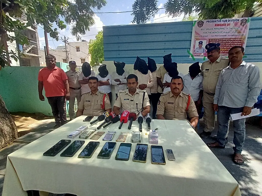 ప్రొద్దుటూరులో పేకాట స్థావరంపై దాడి: తొమ్మిది మంది అరెస్ట్
