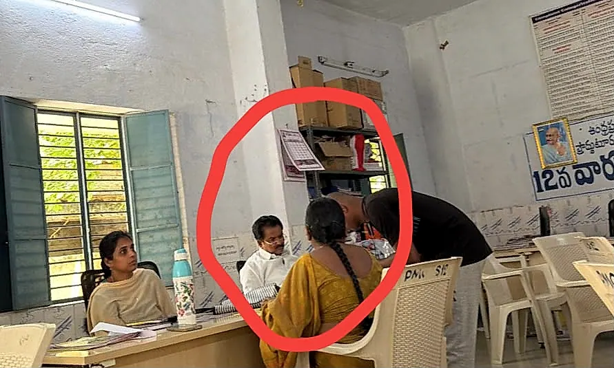 సచివాలయంలో టిడిపి స్థానిక నాయకుడి పెన్షన్ దరఖాస్తుల పరిశీలనపై విమర్శలు