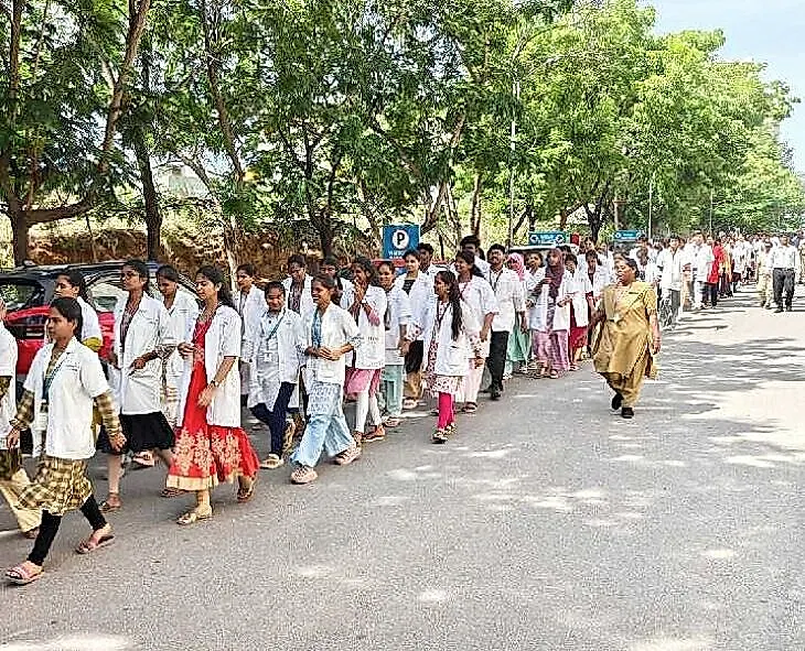 వరల్డ్ ఫిజియోథెరపీ డే సందర్భంగా అపోలో యూనివర్సిటీలో అవగాహన ర్యాలీ