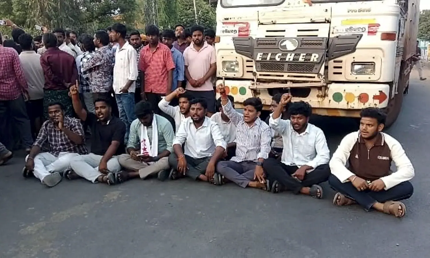 సాయిబాబా స్కూల్ విద్యార్థినిపై లారీ ఢీ: విద్యార్థి సంఘాల ధర్నా