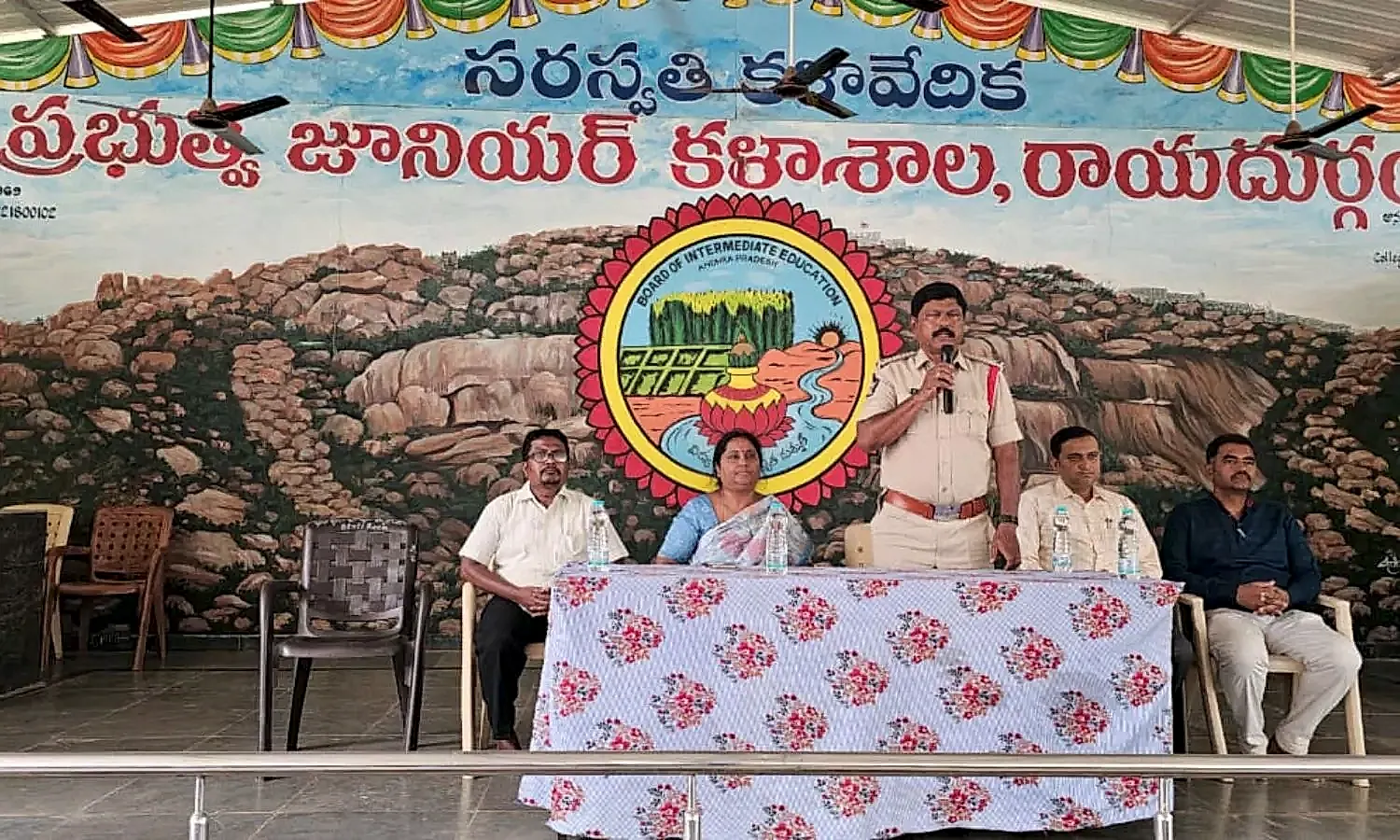 రాయదుర్గం జూనియర్ కళాశాలలో ట్రాఫిక్, బాల్య వివాహాలపై అవగాహన
