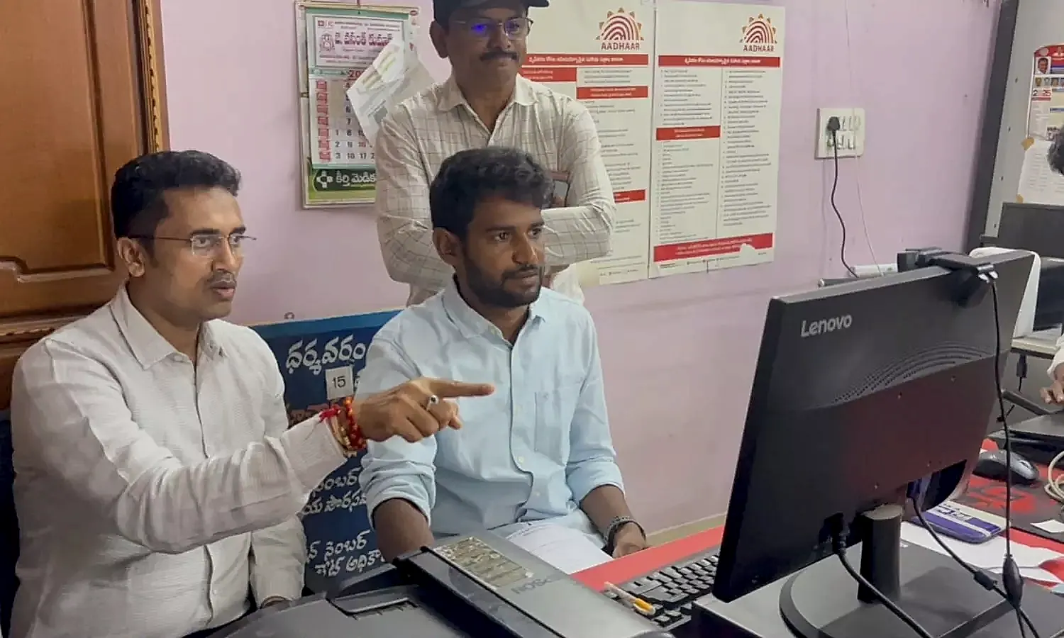 ధర్మవరం గాంధీనగర్ సచివాలయంలో కలెక్టర్ ఆకస్మిక తనిఖీ
