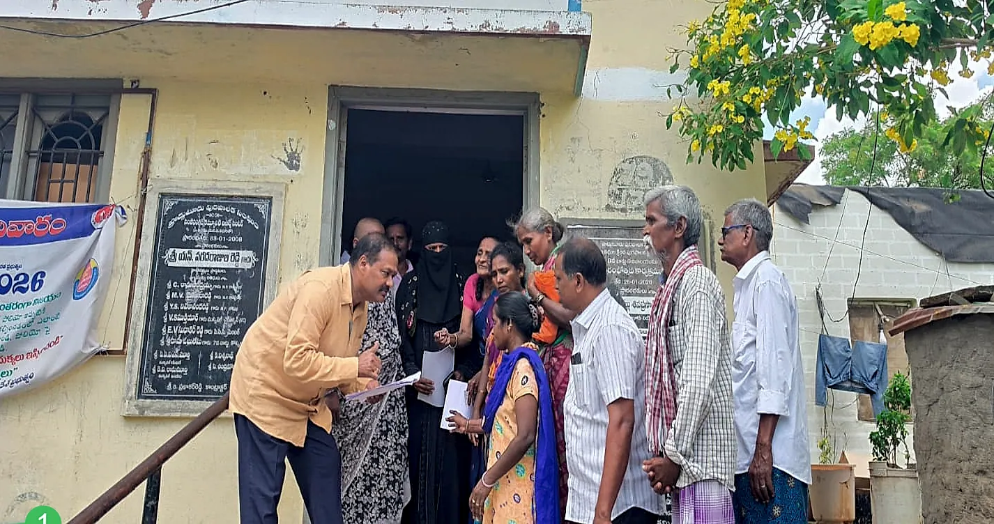ఎన్టీఆర్ భరోసా పింఛన్ దరఖాస్తులపై కమిషనర్ తూతిక శ్రీనివాస విశ్వనాథ్