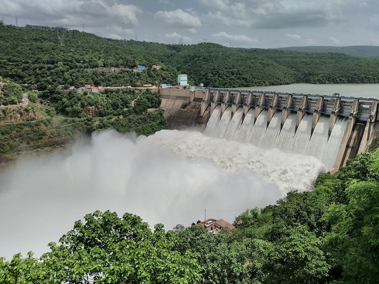 శ్రీశైలం జలాశయానికి వరద నీటి ఇన్ఫ్లో స్వల్ప పెరుగుదల