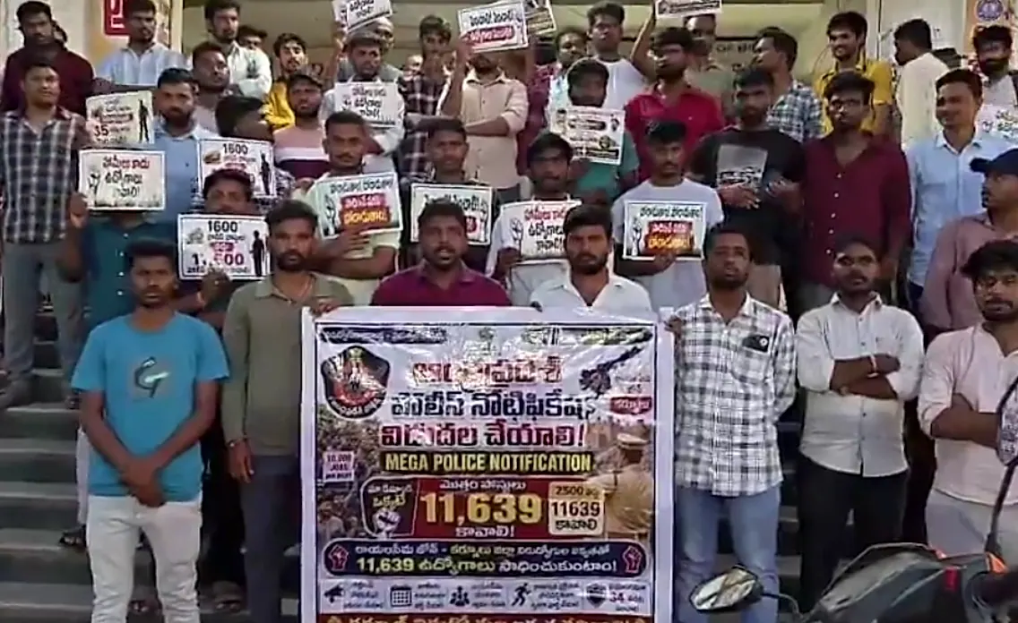 కర్నూలులో పోలీస్ ఉద్యోగాల కోసం నిరుద్యోగుల శాంతియుత నిరసన