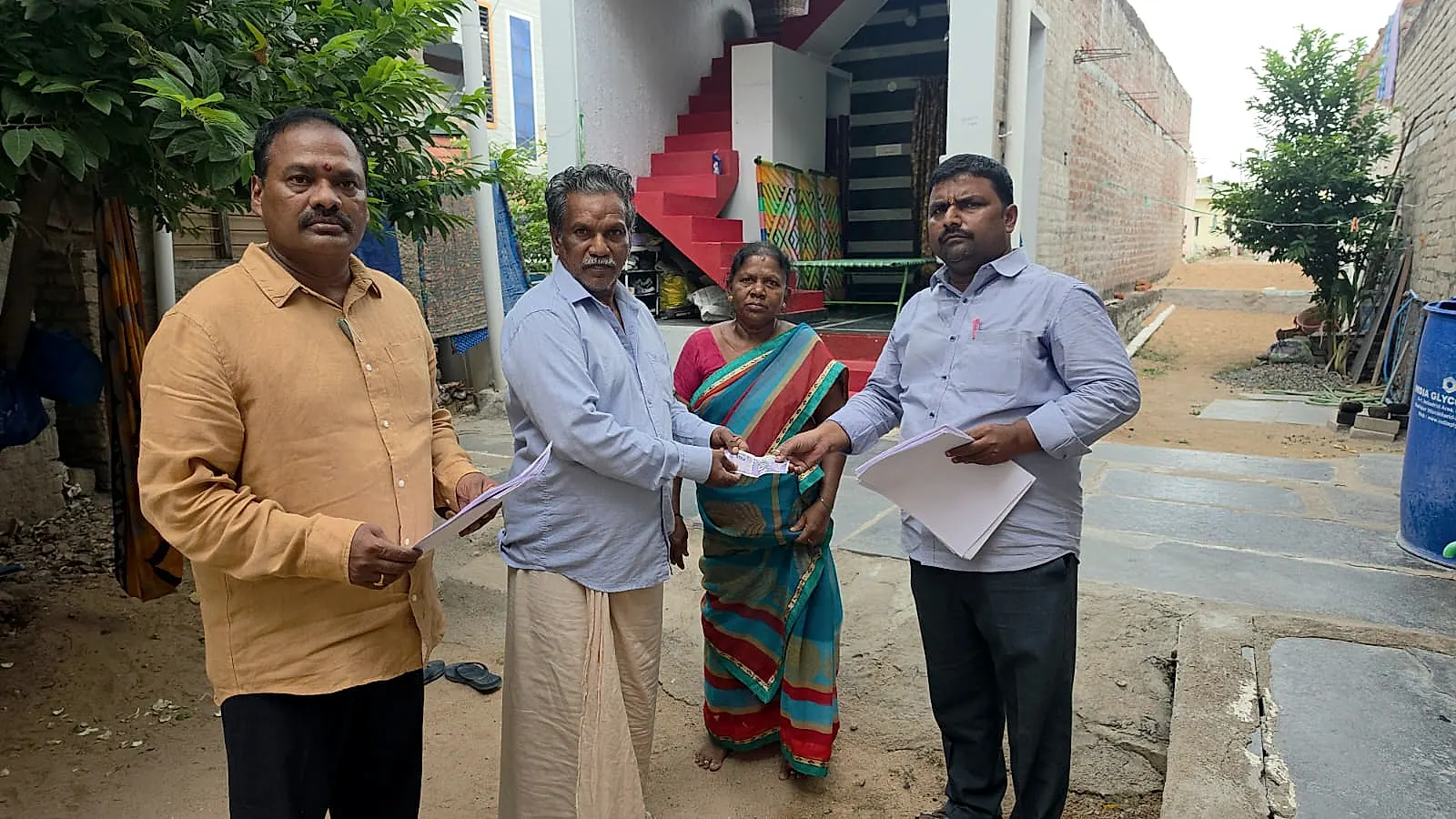 పేదల నుంచి అక్రమ వసూళ్లు – కమీషనర్ తూతిక శ్రీనివాస చర్య, నగదు తిరిగి చెల్లింపు
