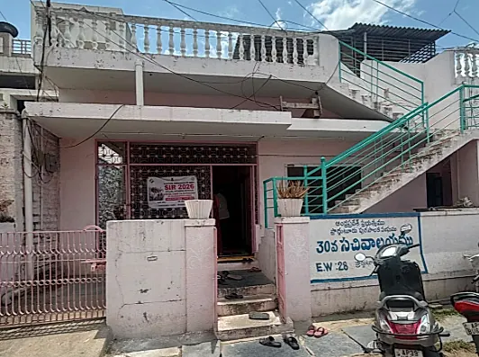 ప్రొద్దుటూరు సచివాలయంలో కనీస వసతుల కొరత.. ప్రజలకు ఇబ్బందులు