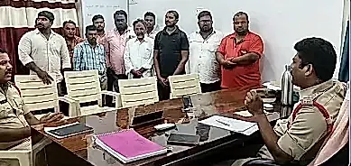 రోడ్లపై వాహనాలు నిలిపితే చర్యలు: బద్వేలు సీఐ హెచ్చరిక