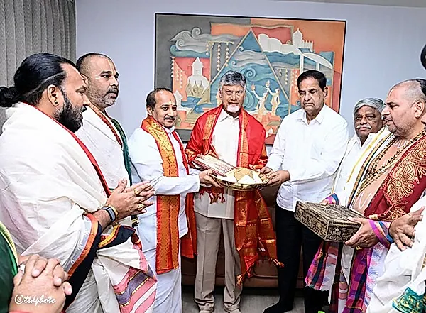 తిరుమల శ్రీవారి బ్రహ్మోత్సవాలకు సీఎం చంద్రబాబుకు టీటీడీ ఆహ్వానం