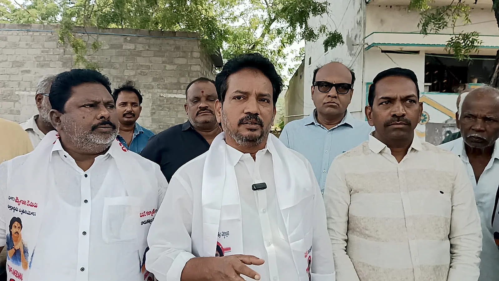 శ్రీనివాసపురం రహదారి–డ్రైనేజీ సమస్యల పరిష్కారానికి కృషి చేస్తాం: మాదాసు మురళి