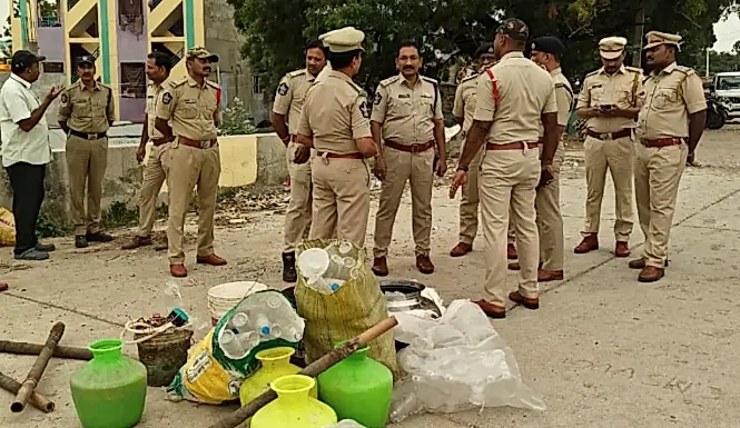 కర్నూలు బంగారుపేటలో కార్డెన్ సెర్చ్ ఆపరేషన్: నాటు సారా స్వాధీనం, ఊట ధ్వంసం
