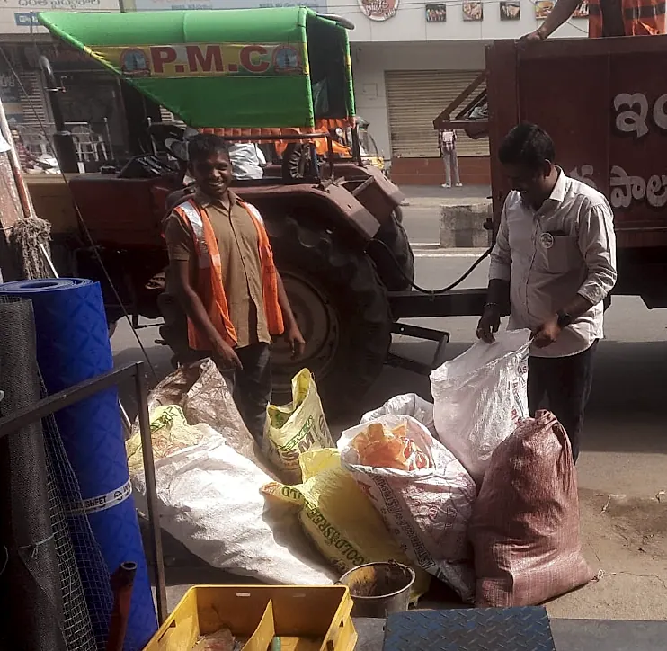 టీబీ రోడ్, వై ఎం ఆర్ కాలనీ పార్క్ రోడ్లో ప్లాస్టిక్ కవర్ల స్వాధీనం