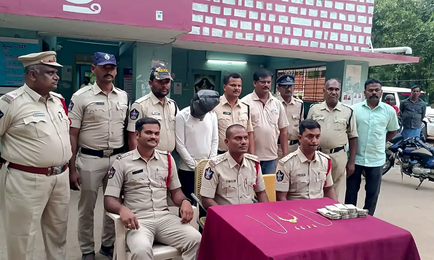 గుత్తి పరిధిలో నాలుగు దొంగతనాల ఛేదన: రూ.12.50 లక్షల దొంగసొత్తు స్వాధీనం