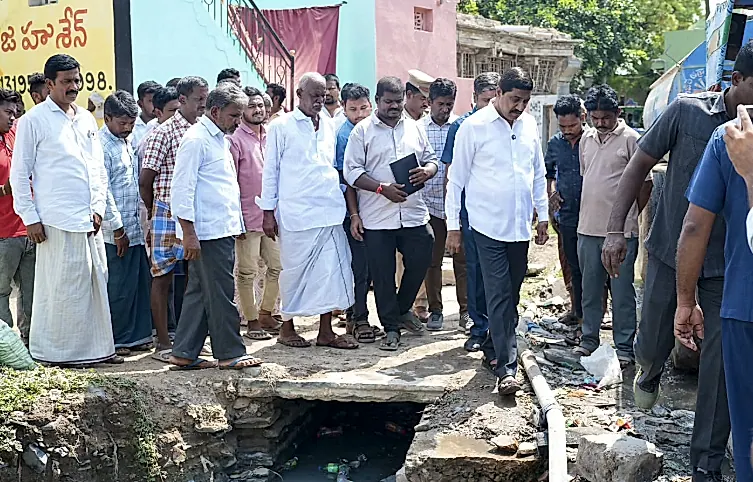 సంజామల పట్టణంలో అంతర్గత డ్రైనేజ్ పనుల పరిశీలన