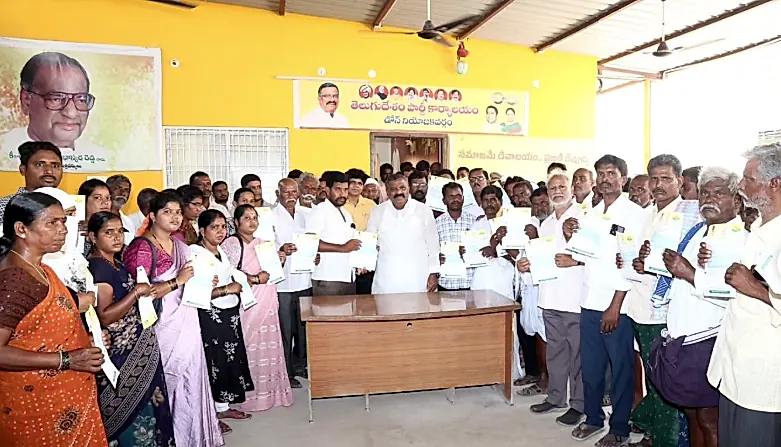 డోన్లో రూ.55 లక్షల CMRF చెక్కుల పంపిణీ