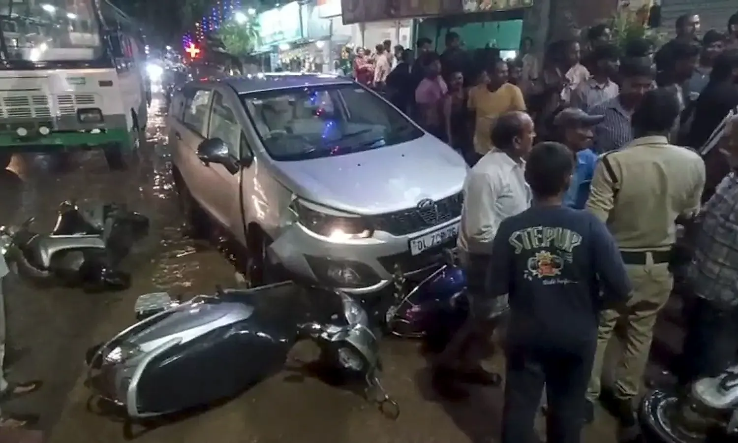 మదనపల్లె ఆర్టీసీ బస్టాండ్ సమీపంలో కారు బీభత్సం
