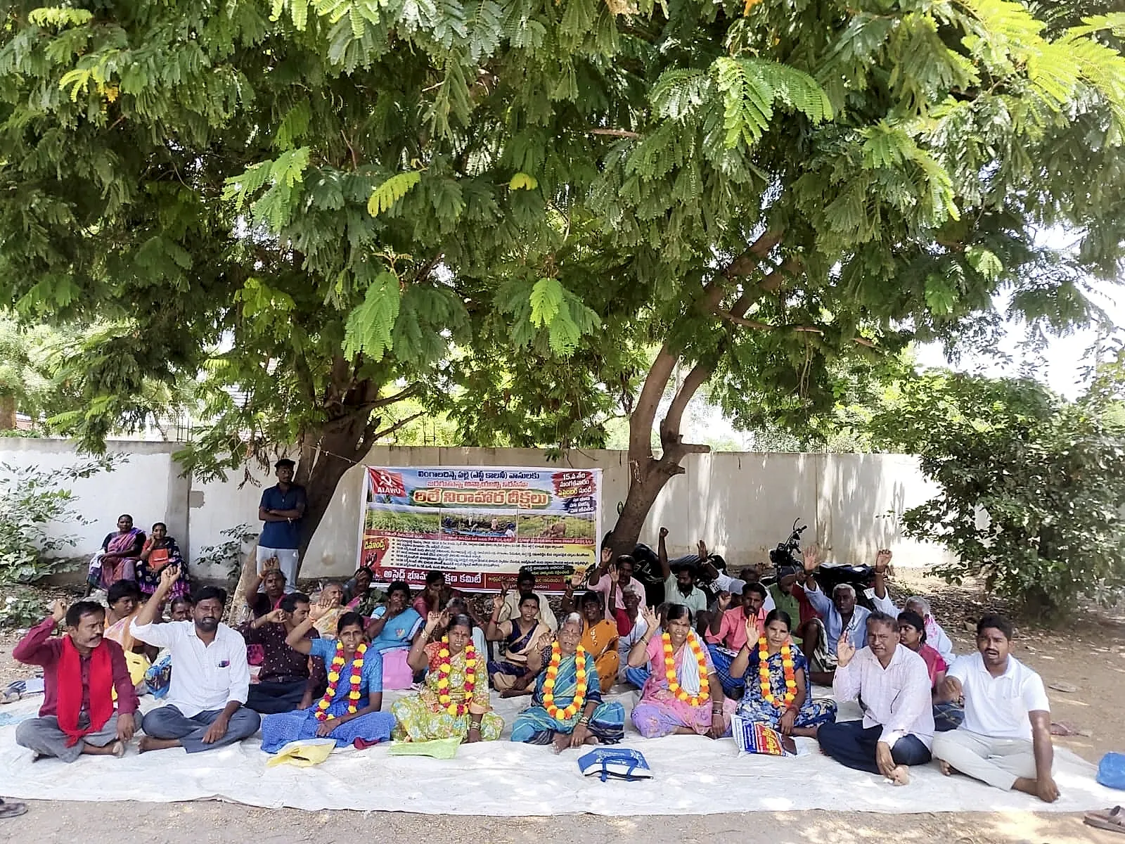లింగాలదిన్నె ఎస్టీ కాలనీ భూ సమస్యలపై రిలే నిరాహార దీక్షలు