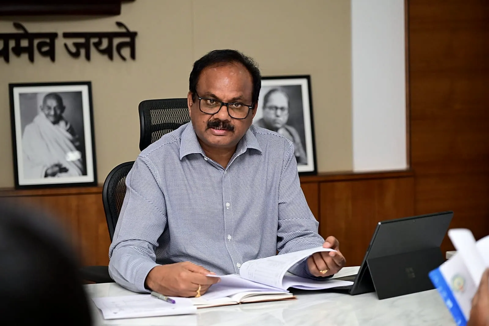 హోటళ్లు, రెస్టారెంట్లలో తప్పనిసరి సర్వీస్ ఛార్జీకి నో: కడప కలెక్టర్ సూచనలు