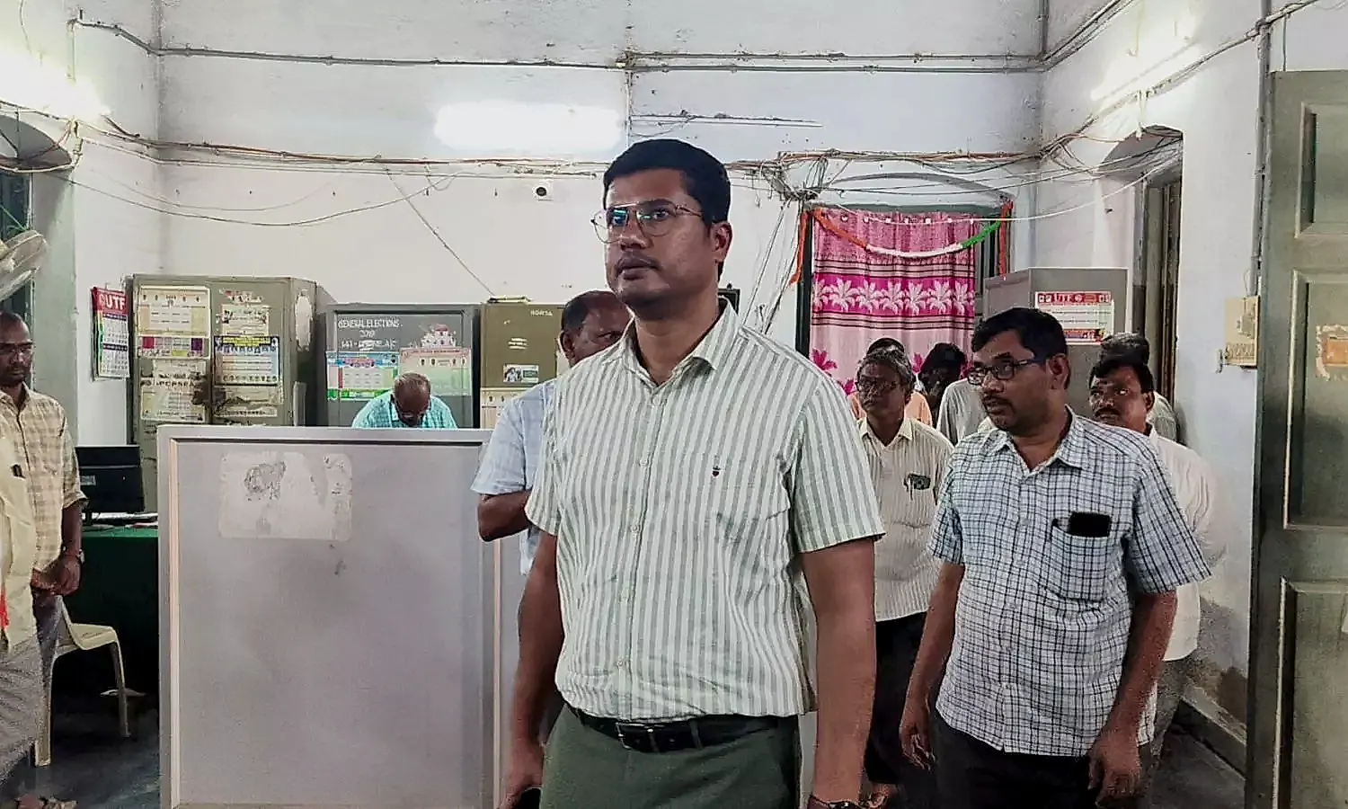 డోన్, బేతంచెర్ల తహసీల్దార్ కార్యాలయాలపై జాయింట్ కలెక్టర్ ఆకస్మిక తనిఖీలు