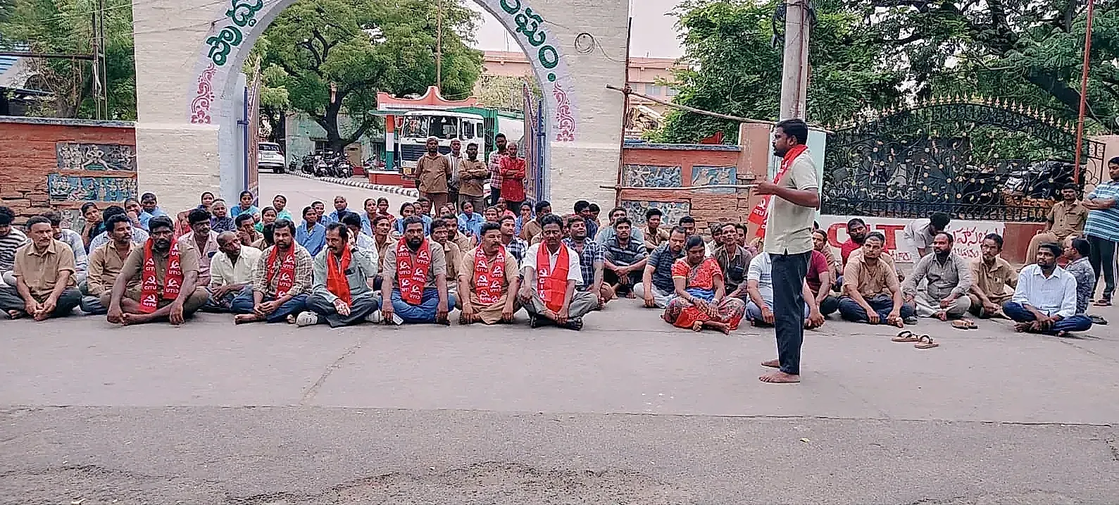 ప్రొద్దటూరు మున్సిపల్ కార్యాలయం వద్ద మున్సిపల్ కార్మికుల ధర్నా