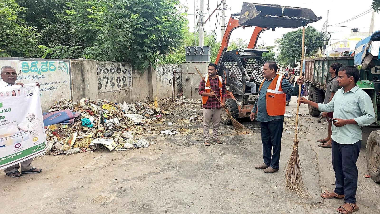 స్వచ్ఛ ఆంధ్ర–స్వర్ణాంధ్ర కార్యక్రమంలో శుభ్రతకు కమిషనర్ ముందుండి సేవ