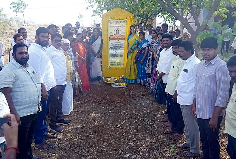 పుట్లూరు వెలుగు కార్యాలయం వద్ద కస్టమ్ హైరింగ్ సెంటర్కు భూమి పూజ