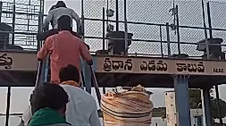 నీరు విడుదల చేసుకున్న రైతులు