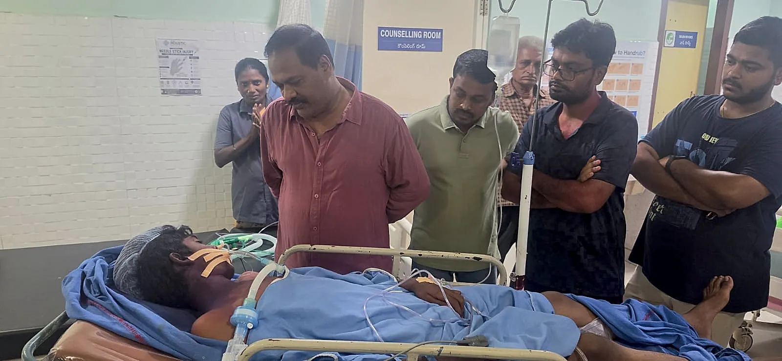 విద్యుత్ షాక్కు గురైన యువకుడిని పరామర్శించిన ప్రొద్దుటూరు మున్సిపల్ కమిషనర్