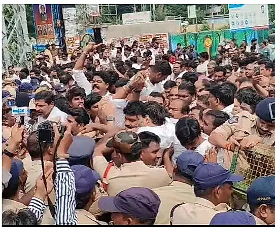 విజయవాడలో వైసీపీ నేతలు, టీచర్ల ఆందోళనలు.. బందరు రోడ్డులో ఉద్రిక్తత