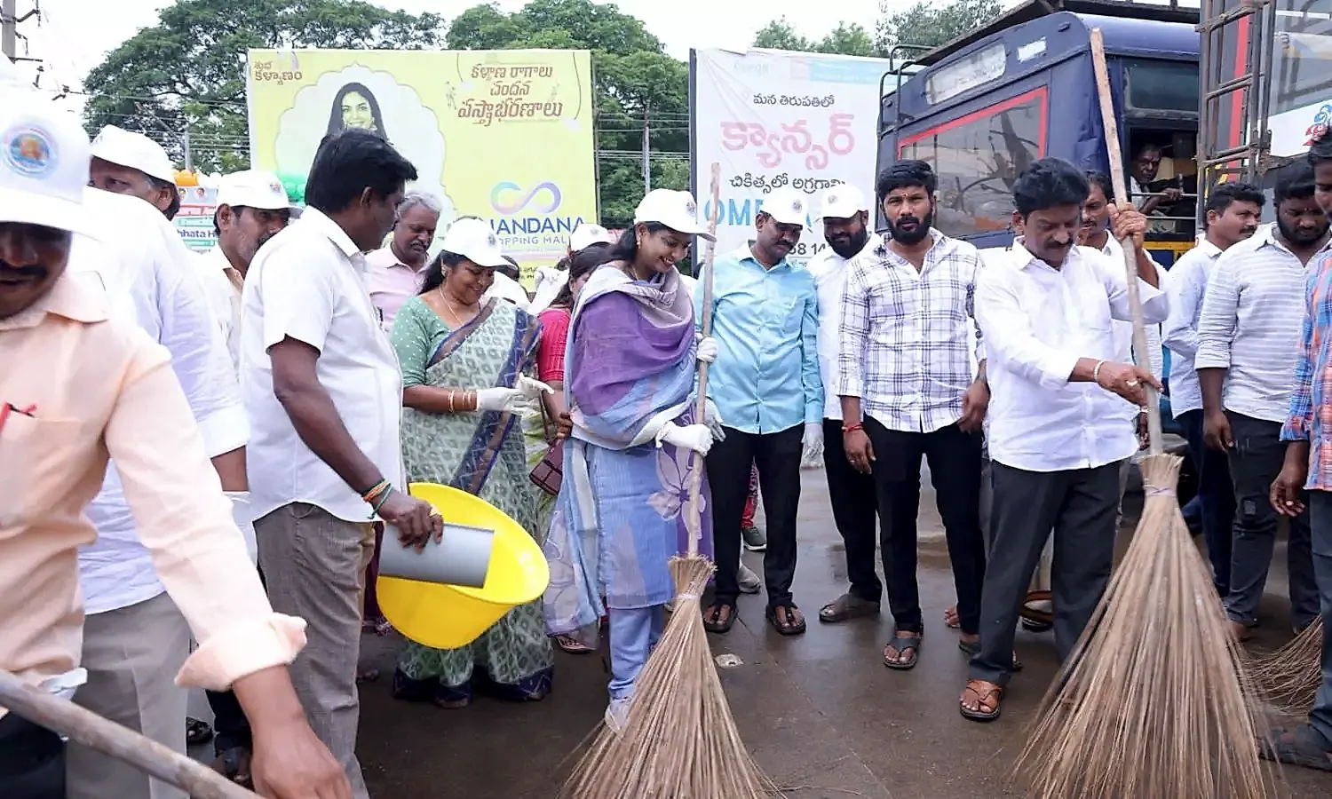 సూళ్ళూరుపేట బస్టాండ్లో ఎమ్మెల్యే నెలవల విజయశ్రీ స్వచ్ఛతా దండయాత్ర