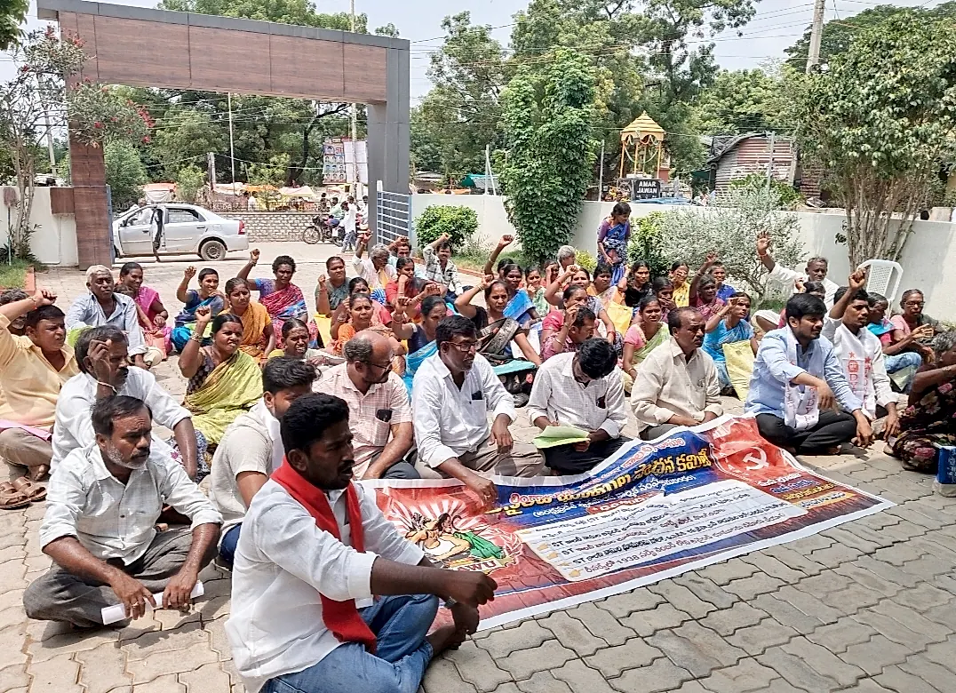 లింగాల దిన్నేపల్లె ఎస్టి కాలనీ భూములపై వివాదం తీవ్రం