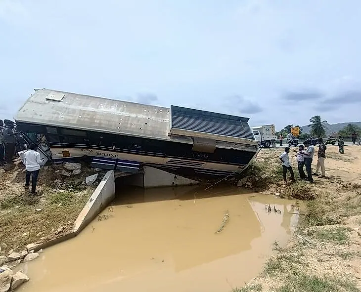 అన్నమయ్య జిల్లాలో ఆర్టీసీ బస్సు బోల్తా.. 20 మందికి గాయాలు