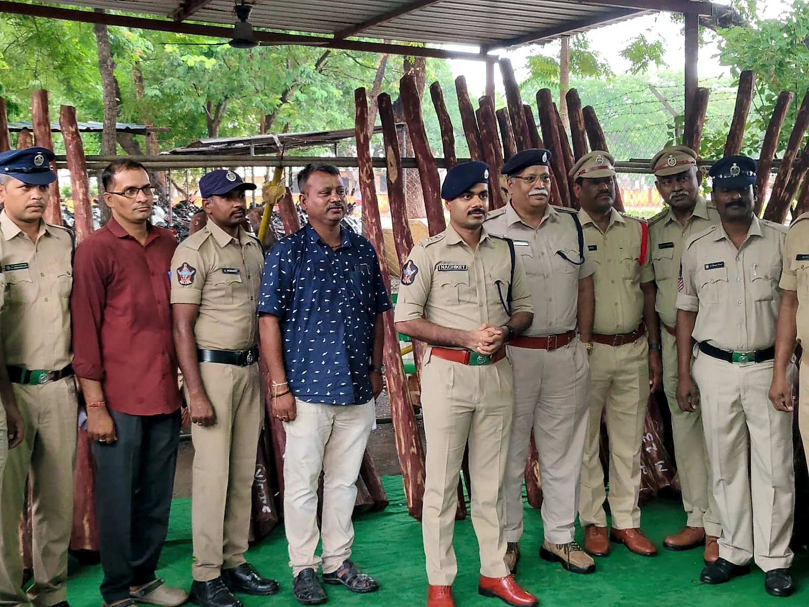 కడప జిల్లాలో ఎర్రచందనం స్మగ్లర్లపై భారీ దాడులు