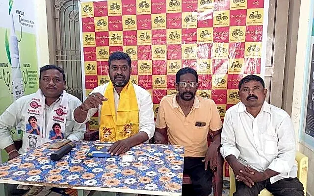డీఎస్సీ టీచర్లపై దాడి వైసీపీ దుర్మార్గం: సుంకర వేణుగోపాల్