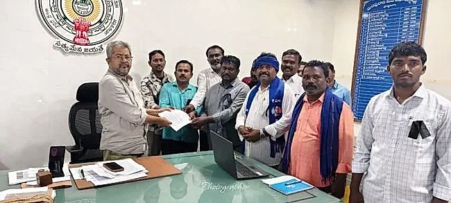 న్యాయ డిమాండ్ల సాధనకు వీఆర్ఏల ర్యాలీ – తహసీల్దార్కు వినతిపత్రం