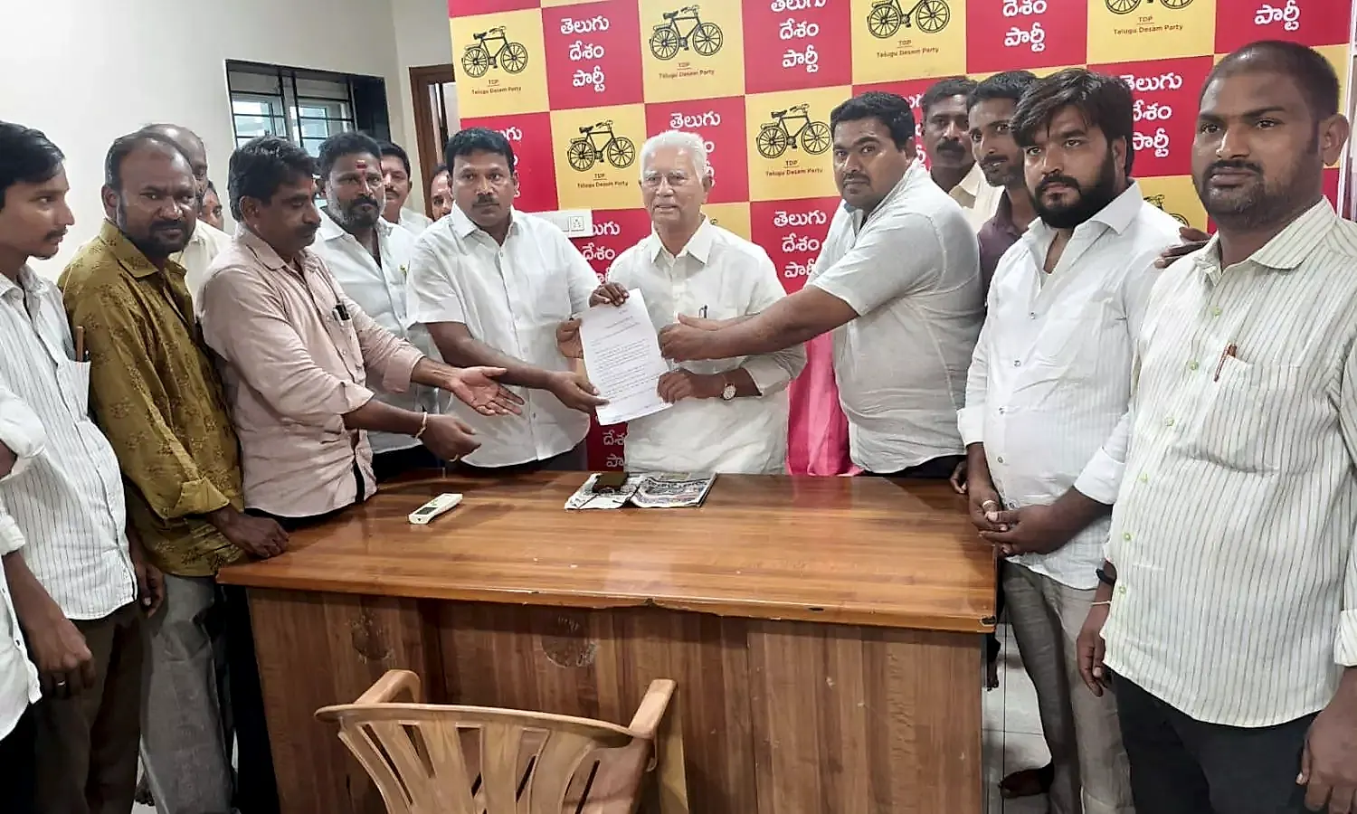 ప్రొద్దుటూరులో స్థానిక వృత్తిదారుల ఆవేదన, రక్షణకు ప్రభుత్వ జోక్యం కోరింపు
