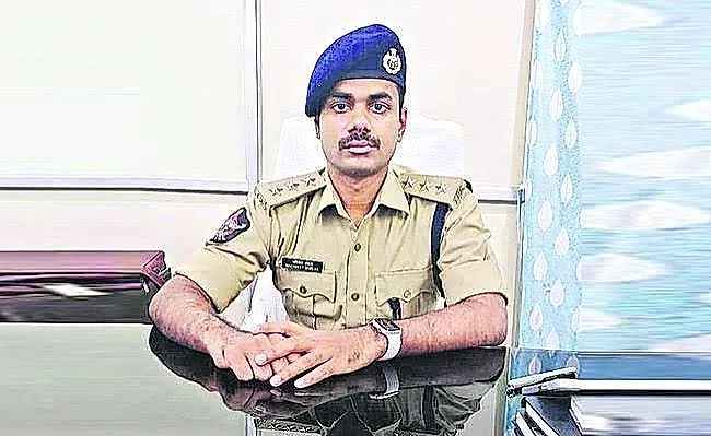 ఎర్రచందనం స్మగ్లర్ పై కాల్పులు – గాయపడ్డ కానిస్టేబుల్ ను పరామర్శించిన కడప ఎస్పీ