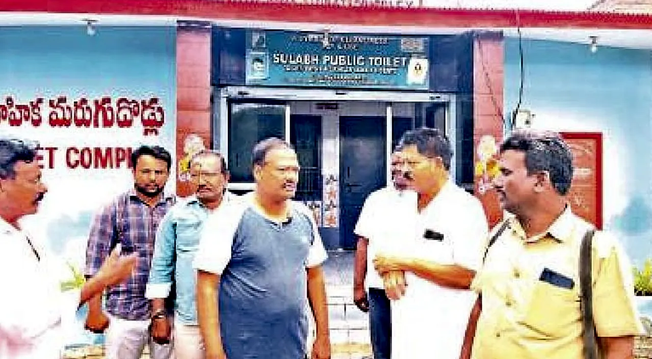 ప్రొద్దుటూరులో సులభ్ కాంప్లెక్స్ తనిఖీ చేసిన మున్సిపల్ కమిషనర్