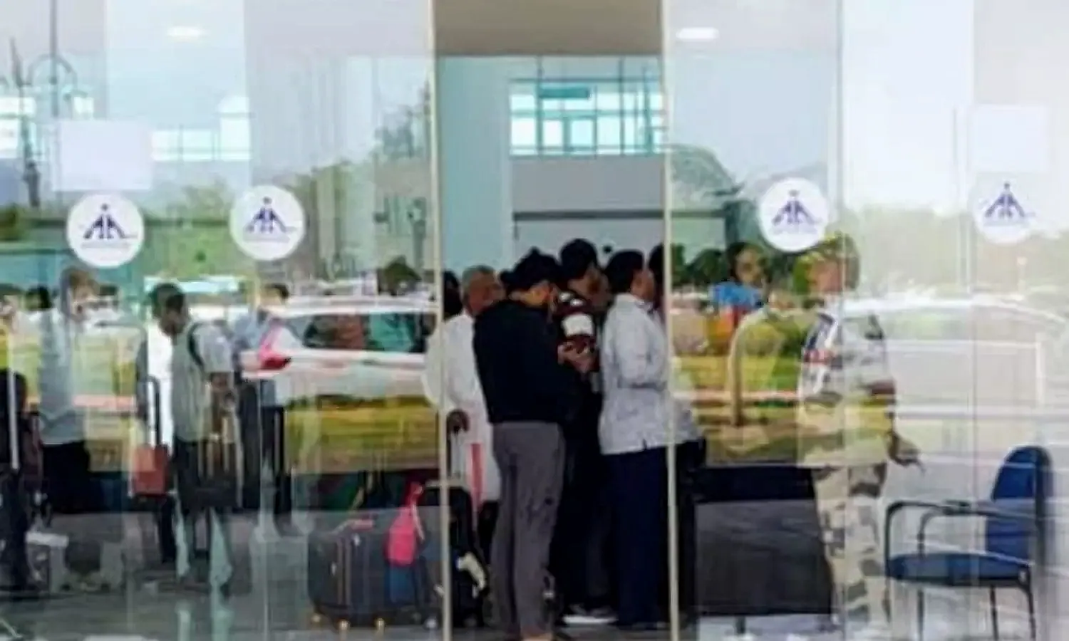 రేణిగుంట విమానాశ్రయంలో శ్రీవాణి టికెట్ల రద్దీ కలకలం