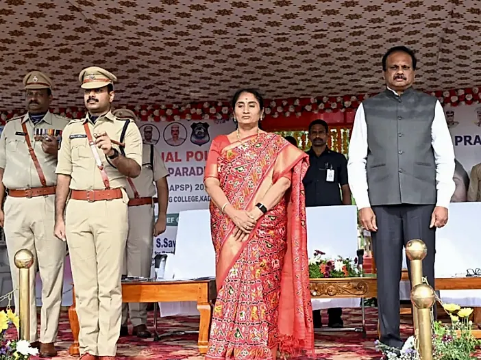 పోలీసు అంటే భయం కాదు… భరోసా కల్పించే వ్యవస్థగా నిలవాలి: మంత్రి సవిత