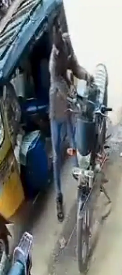 బ్యాంకు నుంచి వెంబడించి రైతు డబ్బులు ఎత్తుకెళ్లిన దుండగుడు